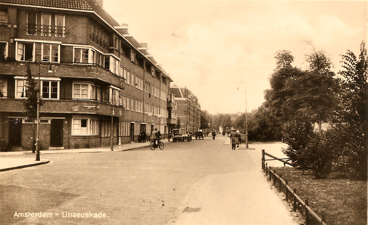 Linnaeuskade 30 (hoekpand bij de volgende straat) - 1942 .<br />Foto: Jan van Deudekom 