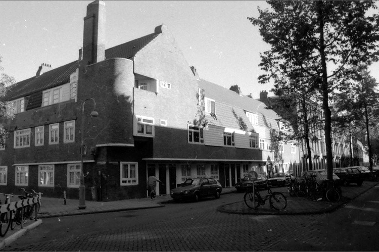 Linnaeusparkweg 99 (in het midden) - 1989 .<br />Foto: Beeldbank Amsterdam 