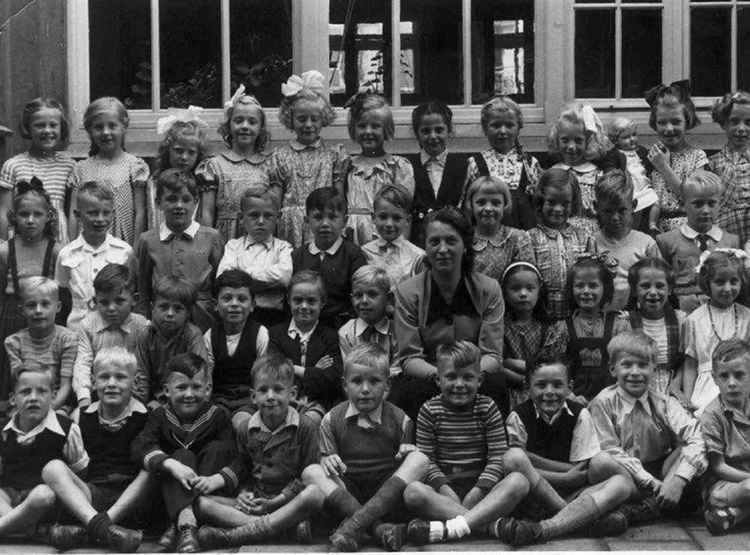 Linnaeusschool Klas 4 - 1949 - 1950 Klas Juffrouw Beekhuis 1950 .<br />Foto: John Haen 