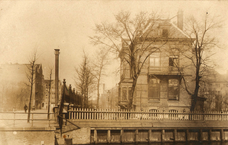 Linnaeusstraat 245 - ± 1925 .<br />Foto: Jan van Deudekom 