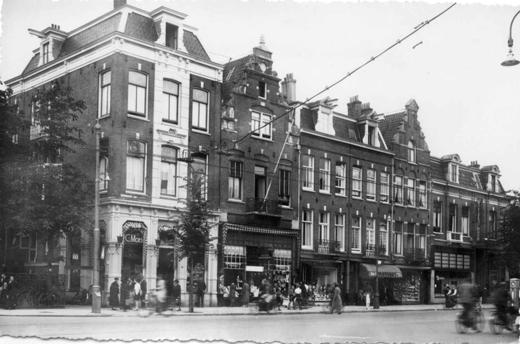 Linnaeusstraat 10 (3e winkel van rechts met zonnescherm) - ± 1950 .<br />Foto: Bernard Drahmann 
