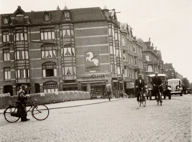 Linnaeusstraat 114 - ± 1940 .<br />Foto: Beeldbank Amsterdam 