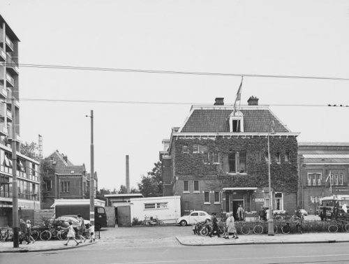 Linnaeusstraat 121. Politiebureau. Rechts: een gedeelte v/h Sportfondsenbad, Fronemanstraat 5. Bron: Beeldbank, SAA. 
