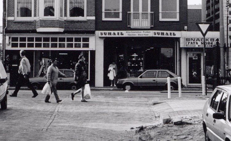 Snackbar Linnaeusstraat 30B - 1992 .<br />Klik rechts bovenaan op de foto en de foto wordt vergroot weergegeven.<br />Foto: Beeldbank Amsterdam .<br />Foto: Beeldbank Amsterdam 