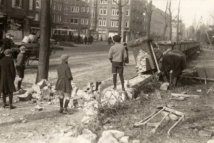 Linnaeusstraat 80 (rechterhoek) - 1928 .<br />Foto: Beeldbank Amsterdam 