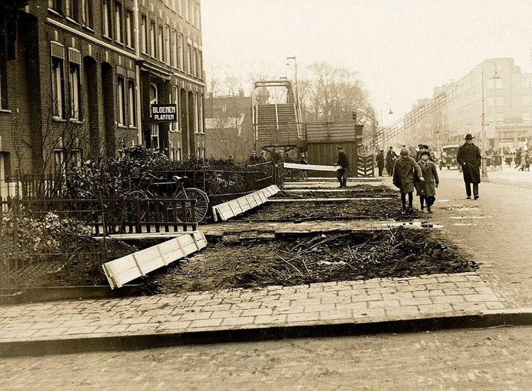 Linnaeusstraat 99 - ± 1928 .<br />Foto: Beeldbank Amsterdam 