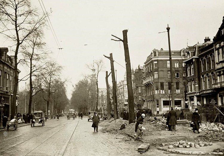 Linnaeusstraat 71 9 hoekpand rechts vooruitspringend) - ± 1930 .<br />Foto: Beeldbank Amsterdam 
