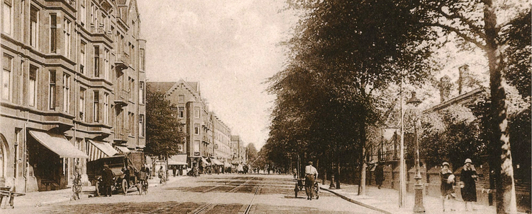 Linnaeusstraat 100 (links) - 1927 .<br />Foto: Beeldbank Amsterdam 