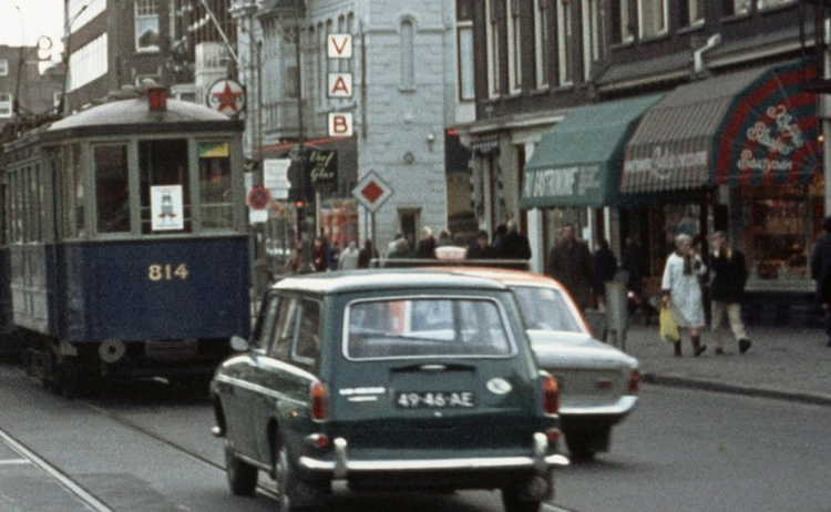 Linnaeusstraat 26 (groene luifel) - 1967 .<br />Foto: Beeldbank Amsterdam 