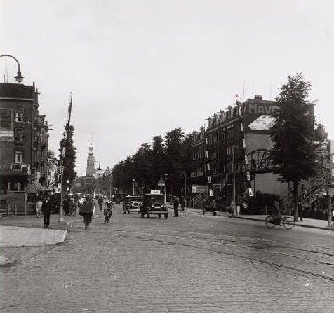 Spoorwegbomen Linnaeusstraat 1931. De spoorwegbomen aan de Linnaeusstraat in 1931. Foto Stadsarchief Amsterdam. 
