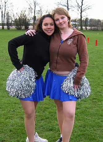 Karin en Lindsay Mila (rechts) en Lindsay zijn samen de langst zittende cheerleaders bij Amstelland Panthers 
