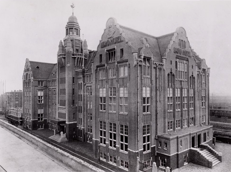  Het Lloydhotel aan de Oostelijke Handelskade.<br />Foto: Beeldbank Stadsarchief Amsterdam 