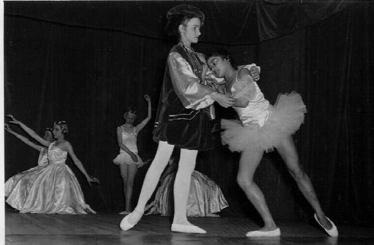Ballet Zusje Pamela (rechts) tijdens het optreden van ‘De Gouden Vogel’ van de balletclub van Speeltuinvereniging Frankendael, 1960. De namen van de andere dansers kent Lody niet. 
