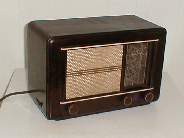  Uitkijken naar het hoorspel op de radio. Een Philipsradio uit 1930. 