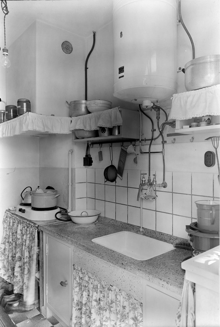 Een keuken uit de jaren 50 in de  Louis Bothastraat.** .<br />Foto: Beeldbank Stadsarchief Amsterdam. 