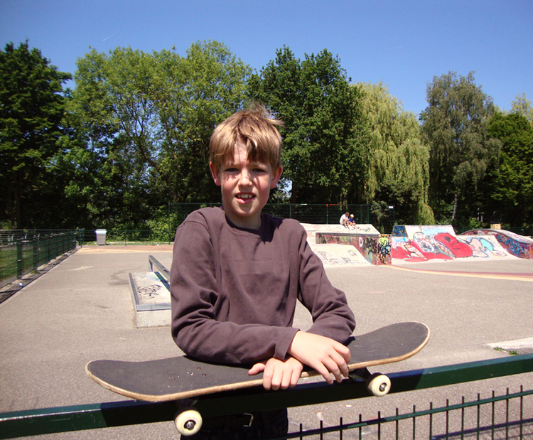 Lucas op de skatebaan naast de atletiekbaan van AV'23 Lucas met skateboard. Foto Pieter de Lang 2009. 