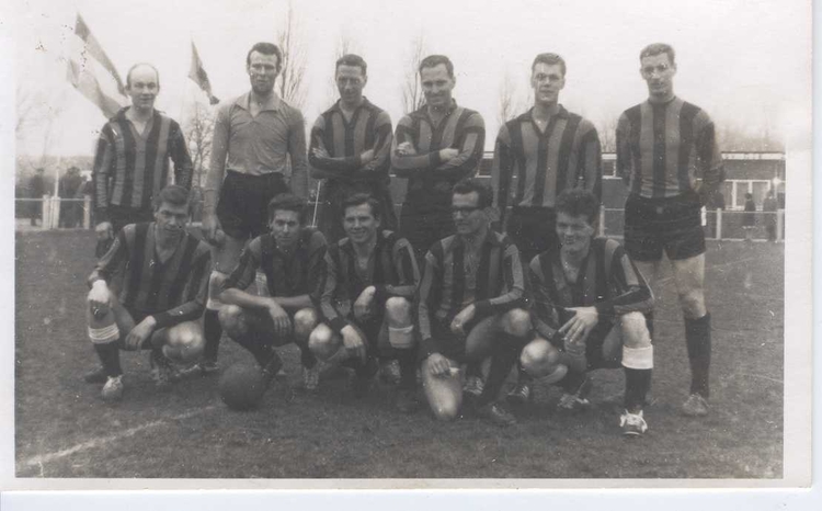  1e elftal voetbalvereniging DJK (De Jonge Kampioen) zat aan de Noordkant van Ajax. De foto is omstreeks 1963 / 1964 genomen. Op zijn hurken 2e van rechts (met bril) is Maarten. De middelste op zijn hurken was een vriend van Maarten waarmee hij samen werkte in een slagerij in de Javastraat. Zij ontmoetten twee vriendinnen die hun echtgenoten werden.<br />-------------------<br />Staande v.l.n.r.:Jaap van Maanen, A. van der Velde, Henk Vos, Piet Goes, Freek van Eerden en Henk van Nijnatten.<br />Gehurkt v.l.n.r.: B. Veldman, Fred van Vegten, Andre Pool, Maarten Hoogstra en Fred Debens 