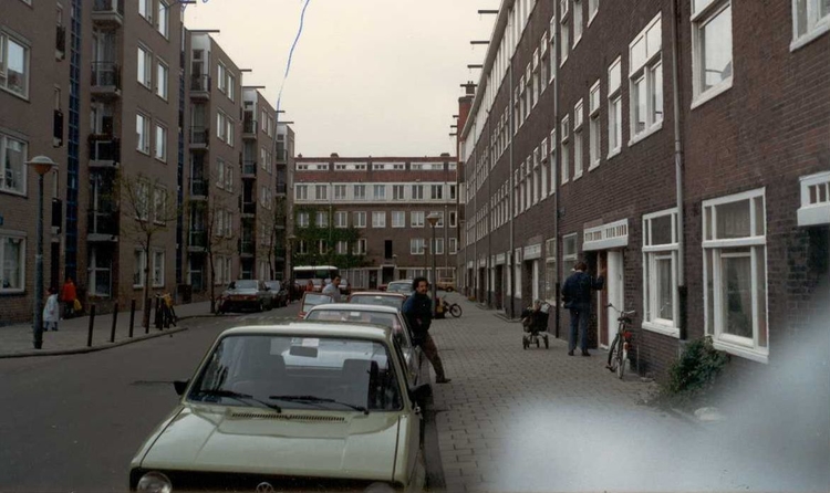 Preangerstraat 1998 (genomen vanaf het Sumatraplantsoen). De penstreep geeft aan waar Maarten woonde.  <p>De Preangerstraat in 1998 (genomen vanaf het Sumatraplantsoen).</p>