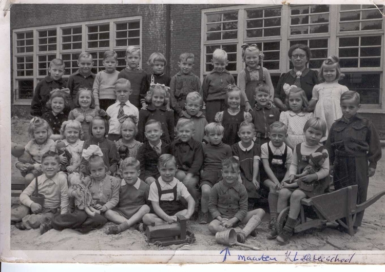  Maarten (vooraan met emmertje) op zijn eerste Kleuterklas foto van de Bataviaschool (nu Groene Spechtschool). De 1e van rechts is zijn vriendje Henk Ohm, 3e van rechts Bob Westra. 