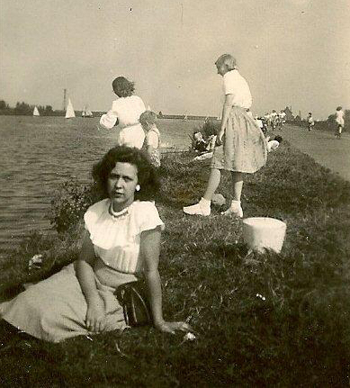 Maria aan het Amsterdam Rijnkanaal in 1948  