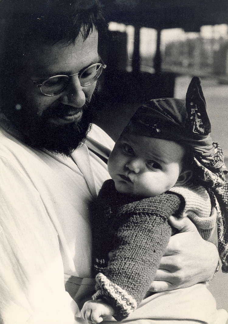  Pieter met zijn pasgeboren dochter Maaike op het Muiderpoortstation in maart 1980. Foto Pieter Bol 