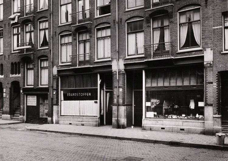 Madurastraat 11 - 15  ((helemaal links) - 1945 .<br />Foto: Beeldbank Amsterdam 