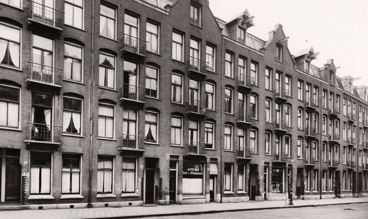 Madurastraat 44 - 28 - 1945 .<br />Foto: Beeldbank Amsterdam 