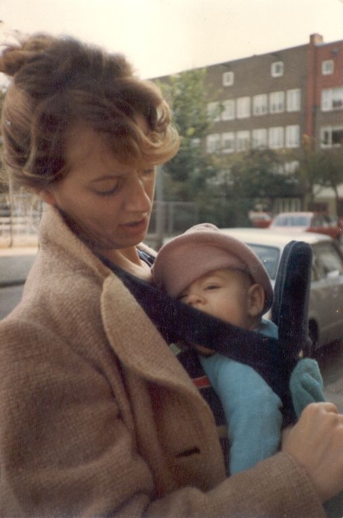 Makassarstraat Alice met haar dochtertje 1980. 