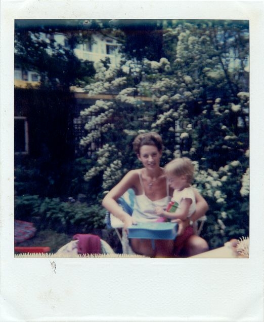 Makassarstraat Alice met haar dochtertje in de tuin van de Makassarstraat (1980-1983). 