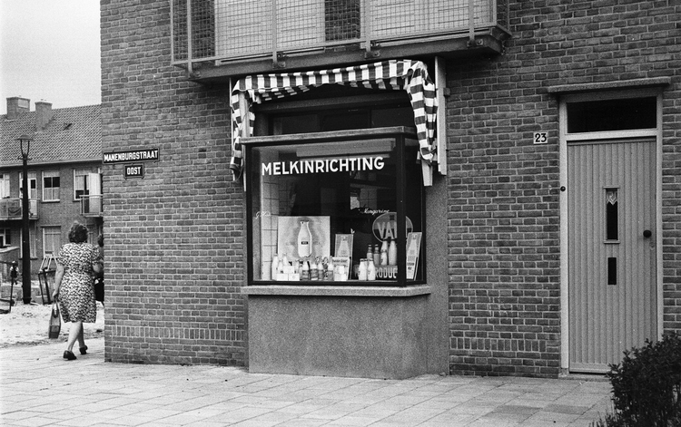 Manenburgstraat 23/hoek Middelhoffstraat 04  - 1948 .<br />Foto: Beeldbank Amsterdam 
