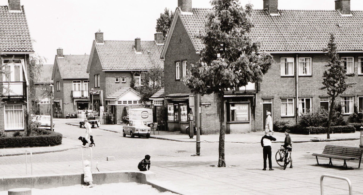 Middelhoffstraat 008 (achterste winkel) - 1966 .<br />Foto: Beeldbank Amsterdam 