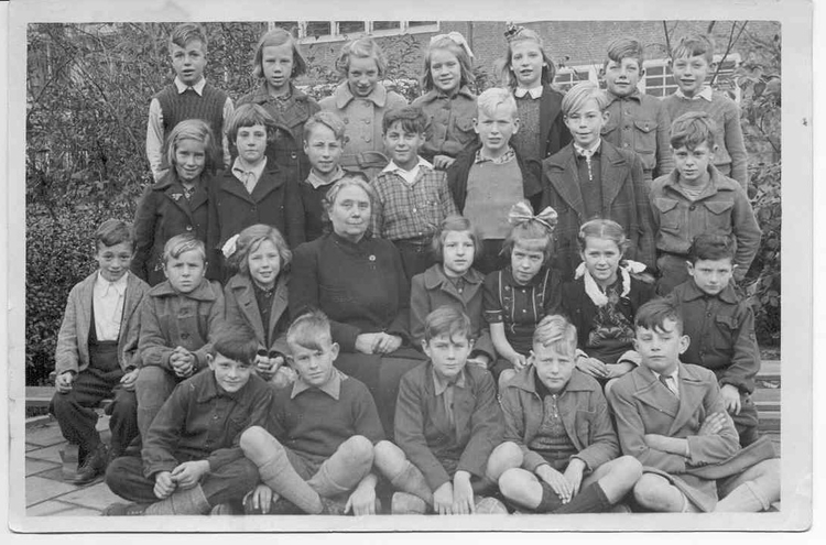  schoolklas van de Sumatraschool uit 1947.<br />Ik was toen 10 jaar.<br />Ik denk zelfs de namen van mijn klasgenootjes nog te weten en zal deze bijvoegen.<br />van beneden naar boven<br />1e rij van links naar rechts: Cor v/d Wiel, Wim Seelt, Ewald van Raay, Cockkie Proosdij, Gerrie Oswald.<br />2e rij van links naar rechts: Henk Verwer, Elso Hartkamp,<br />Greet Schopman, Mevrouw van veen, Lies van Lijf, Stientje de Jel, Ada Mevius, Leo v/d Wiel.<br />3e rij van links naar rechts: Lijdia Beekman, Jenny Munnik,<br />Henk Schaafsmaa, Piet Verhoef, George Buwalda,<br />Henk Koopman, Wim Boom.<br />4e rij van links naar rechts : Annie Husman, Ria Nichtenvecht,<br />Mientje Bijl, Beppie van Eden, Cor Bos, Joop Heinz.<br />Weet echter niet of de namen juist zijn gespeld. Mijn schoolklas van de Sumatraschool  in 1947 bij mevrouw Van Veen. Ook mijn zussen en broertje hebben bij haar in de klas gezeten. Zover ik me kan herinneren zijn mij klasgenootjes: <br />1e rij vlnr: Cor v/d Wiel, Wim Seelt, Ewald van Raay, Cockie Proosdij, Gerrie Oswald. 2e rij vlnr: Henk Verwer, Elso Hartkamp, Greet Schopman, Mevrouw van Veen, Lies van Lijf, Stientje de Jel, Ada Mevius, Leo v/d Wiel. 3e rij vlnr: Lijdia Beekman, Jenny Munnik, Henk Schaafsma, Piet Verhoef, George Buwalda, Henk Koopman, Wim Boom. 4e rij vlnr: Annie Husman, Ria Nichtenvecht, Mientje Bijl, Beppie van Eden, Cor Bos, Joop Heinz. Weet niet of de namen juist zijn gespeld. 