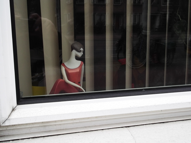 Een dame in de vensterbank Foto: Marcel Henstra 