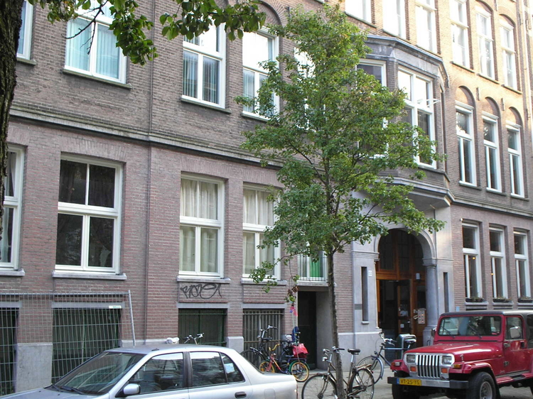 Het voormalige schoolgebouw in de Marcusstraat, nu een cultureel centrum waar tevens een restaurant in zit. Foto: Jo Haen © 
