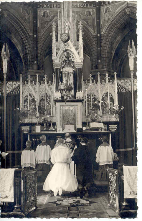  Rie met haar man in gebed voor het Maria-altaar. Alle trouwfoto's zijn gemaakt door Sanders op de Linnaeusparkweg 184, zo staat op de achterkant vermeld.<br /><br />Rie met haar man in gebed voor het hoofdaltaar. 