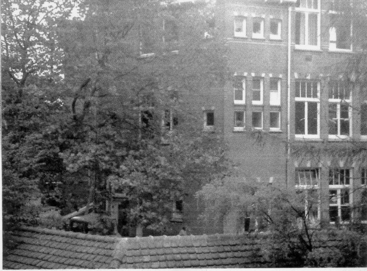  Uitzicht op de Jacintaschool van achter het huis van de familie Jonker. Uitzicht op de Jacintaschool vanaf het balkon. De kleuterschool was alleen op de beganegrond. 