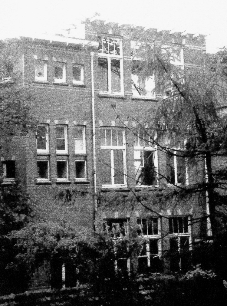  Uitzicht op de Jacintaschool vanaf het balkon van de Familie Jonker woning aan het Pretoriusplein. 