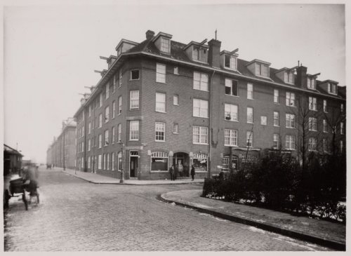 Maritzstraat. Tugelaweg 50-65, gezien in oostelijke richting naar de Linnaeusstraat, met rechts Maritzstraat 1-9. Vervaardiger: Onbekend. Bron: Beeldbank SAA. Datering: 1935. 