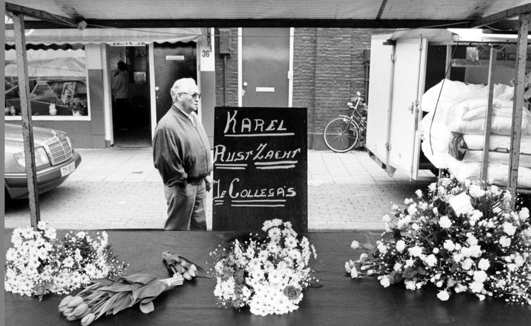 Marktkooplui herdenken een gestorven collega - 1992 .<br />Foto: Beeldbank Amsterdam 