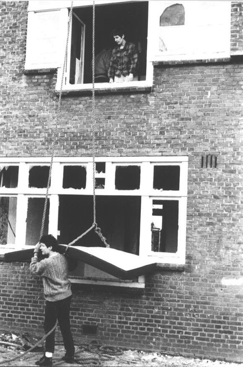 maudy bij het raam maudy bij het raam. foto : Jeroen Willems. Maudy bij het raam tijdens de verhuizing. Foto: Jeroen Willems, 1988 