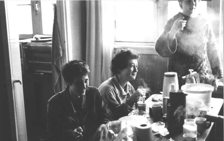even koffie en roken Even koffie en roken. tugelaweg Maudy (links), Marry, Mirjam Even koffie en roken aan de Tugelaweg. Maudy zit links op de foto. Foto: Jeroen Willems, 1988. 