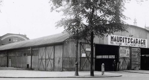 Mauritskade 55 - ± 1930 Achter de garage is nog net de paardenstal te zien.<br />.<br />Foto: Beeldlbank Amsterdam 