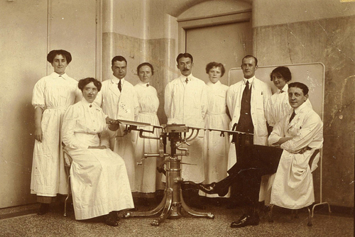 Medisch Personeel Burgerziekenhuis - 1900 .<br />Foto: Beeldbank Amsterdam 