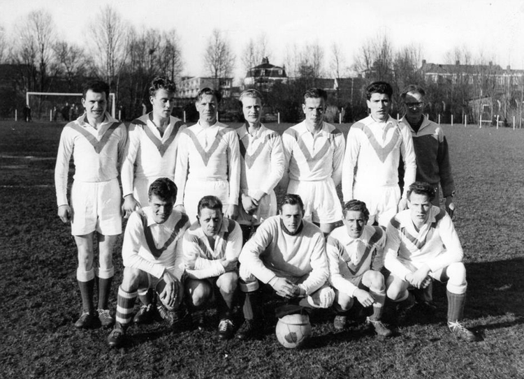 Een elftal van Meerboys in 1959, Op de achtergrond de huizen van Kruislaan.  