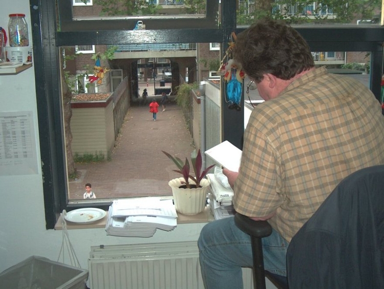 Meester Ruud op zijn kamer (2003) met uitzicht op het schoolplein en het hek bij de ingang. 