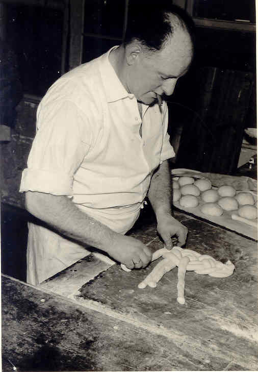  Meijer Verdooner ingespannen aan het werk om de Galle vier te vervolmaken. Foto uit de jaren vijftig en afkomstig uit het foto archief van David Verdooner. 