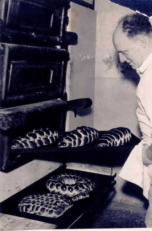 Meijer Verdooner aan het werk in de bakkerij (Tugelaweg 80-82). Op de foto is Meijer Verdooner aan het werk in de bakkerij aan de Tugelweg 80-82. De foto is gemaakt in de jaren vijftig en afkomstig uit het foto archief van David Verdooner. 