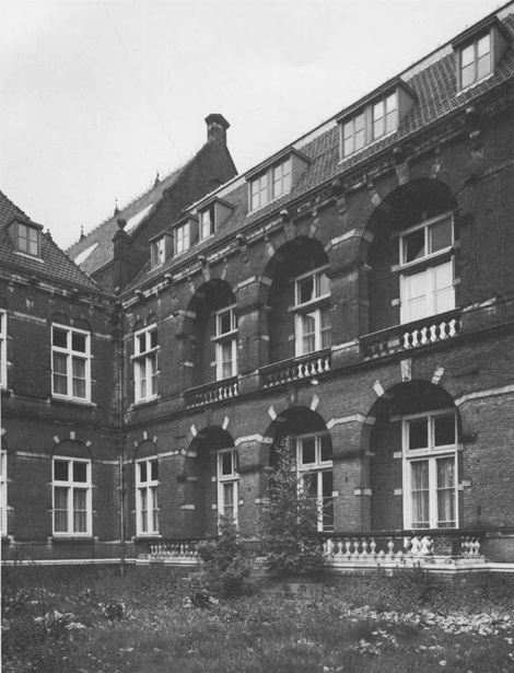 Het verzorgingstehuis in 1976. De eerste hof aan de 's-Gravesandestraat, met de eerste- en tweede-klas-kamers (deze foto is van 1976). Deze foto is afkomstig uit het digitale boekwerk: <br />“Amsterdam. Het R.C. Maagdenhuis en het St. Elisabeth-Gesticht. Schrijver: R. Meischke.” 