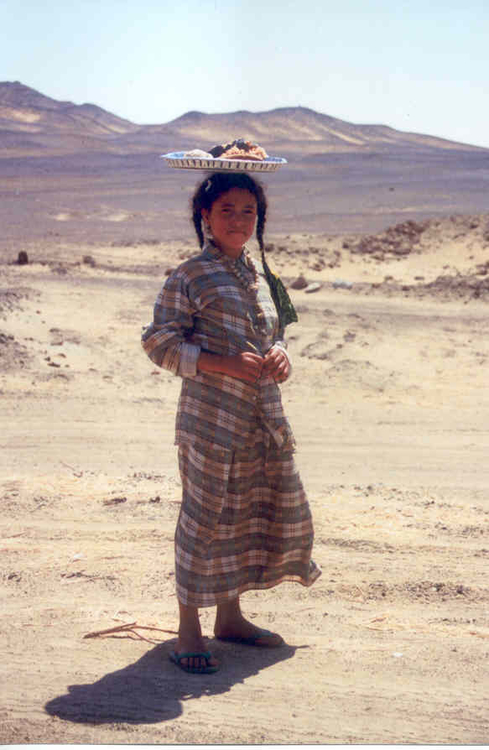 Woestijnmeisje Meisje in woestijn op weg naar haar vader om voedsel te brengen. Westerse woestijn, Bahariyya, Egypte, (c) 2000 Sam Huibers 