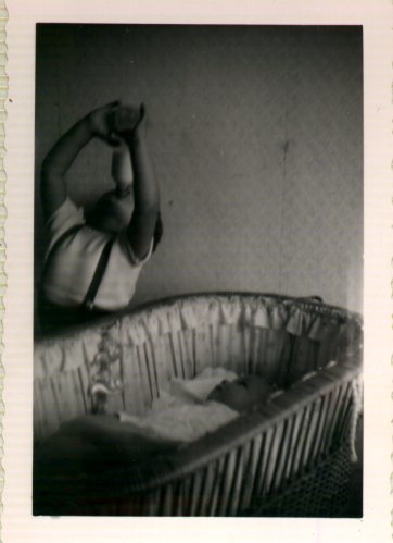 Melkpikken Kees op tweejarig leeftijd 'pikt' melk van zijn kleine zusje (1958). 